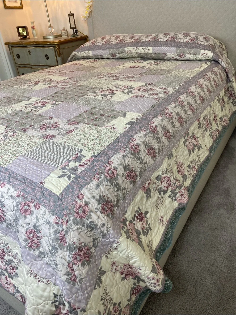 Floral Patchwork Quilt Bedspread in Lavender and Cream Queen